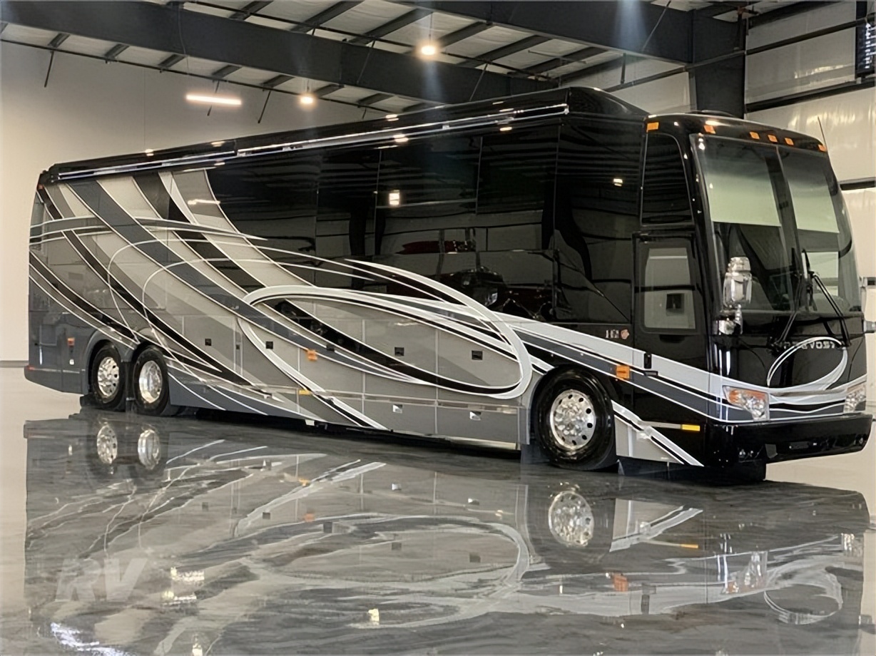 双层超豪华顶级房车旅行生活,最豪华房车和最简陋房车