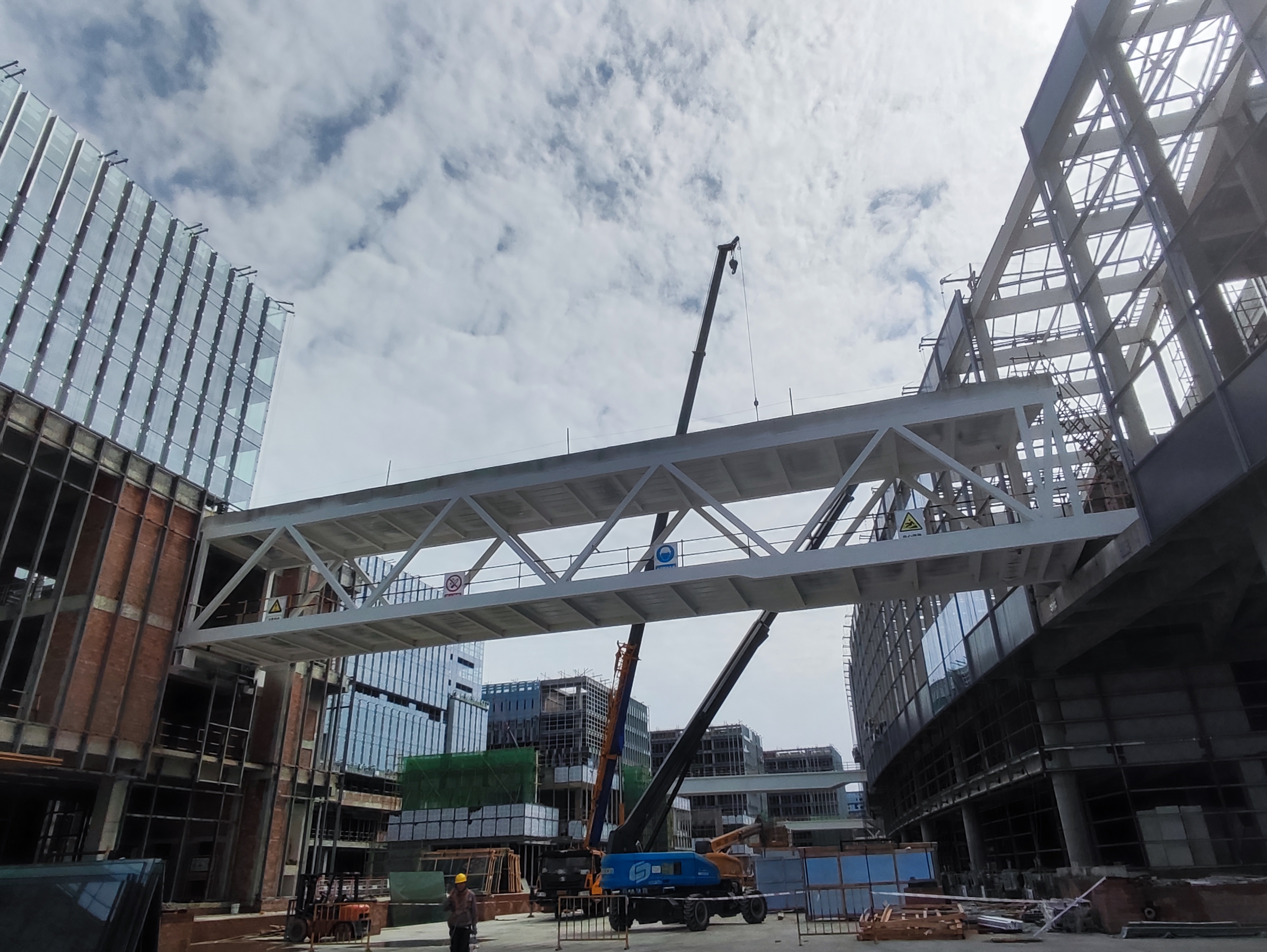 推进空港型国家物流枢纽建设开工,加快推进航空产业园建设