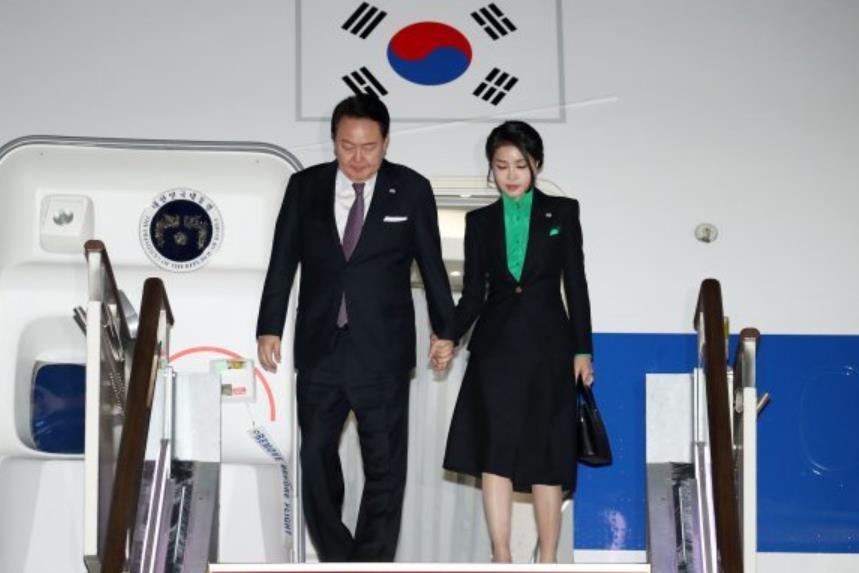 韩国第一夫人穿衣搭配惊艳,韩国第一夫人蓝色大衣穿搭