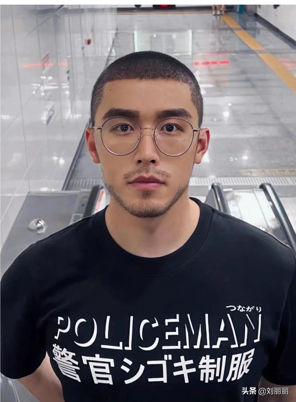 男士发型两边剪短刘海层次感,今年最流行烫什么发型男士