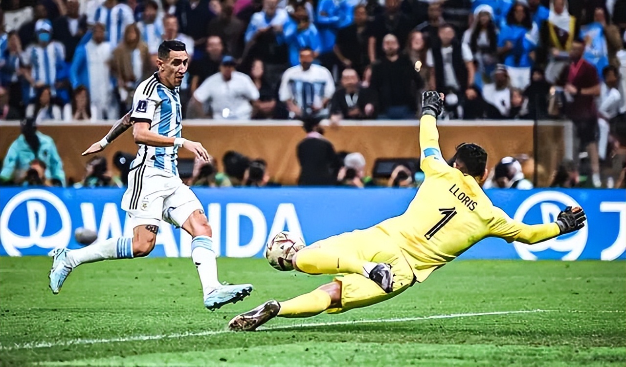 一碰就倒，一倒就是点球！球迷：一场造神运动！直接颁奖吧！