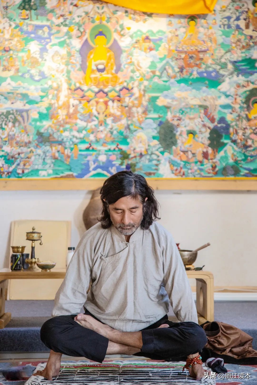 他17岁上小学，中专学历留学欧美，奋斗多年成为香格里拉传奇人物