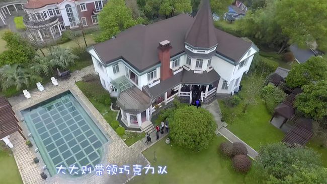 最有钱女明星刘亦菲,刘亦菲秀名贵翡翠大耳环