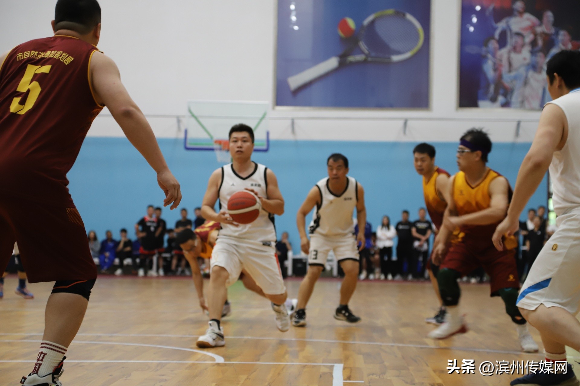 篮球友谊赛邀请其他球队,迎篮而上以球会友篮球友谊赛