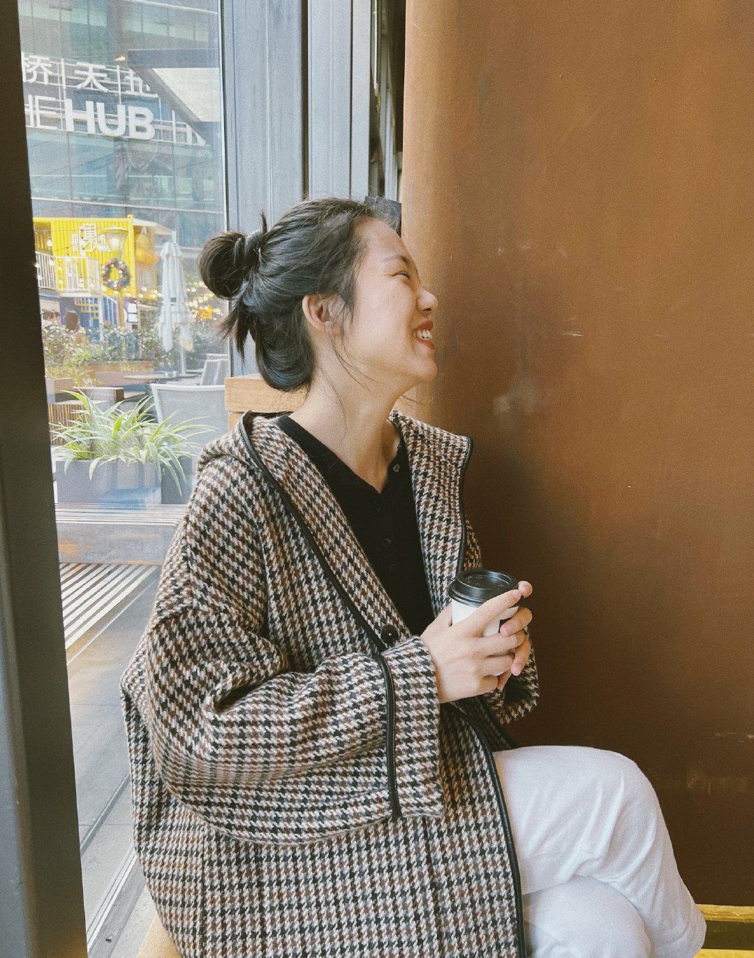 春季穿搭不用愁，千鸟格大衣高级穿搭，不会的照穿就好