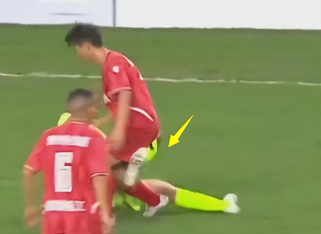 黄日华为脚踢球员道歉,黄日华踢球拉拉队