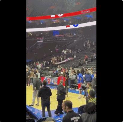 字母哥霸气怒吼视频,字母哥肘击哈雷尔