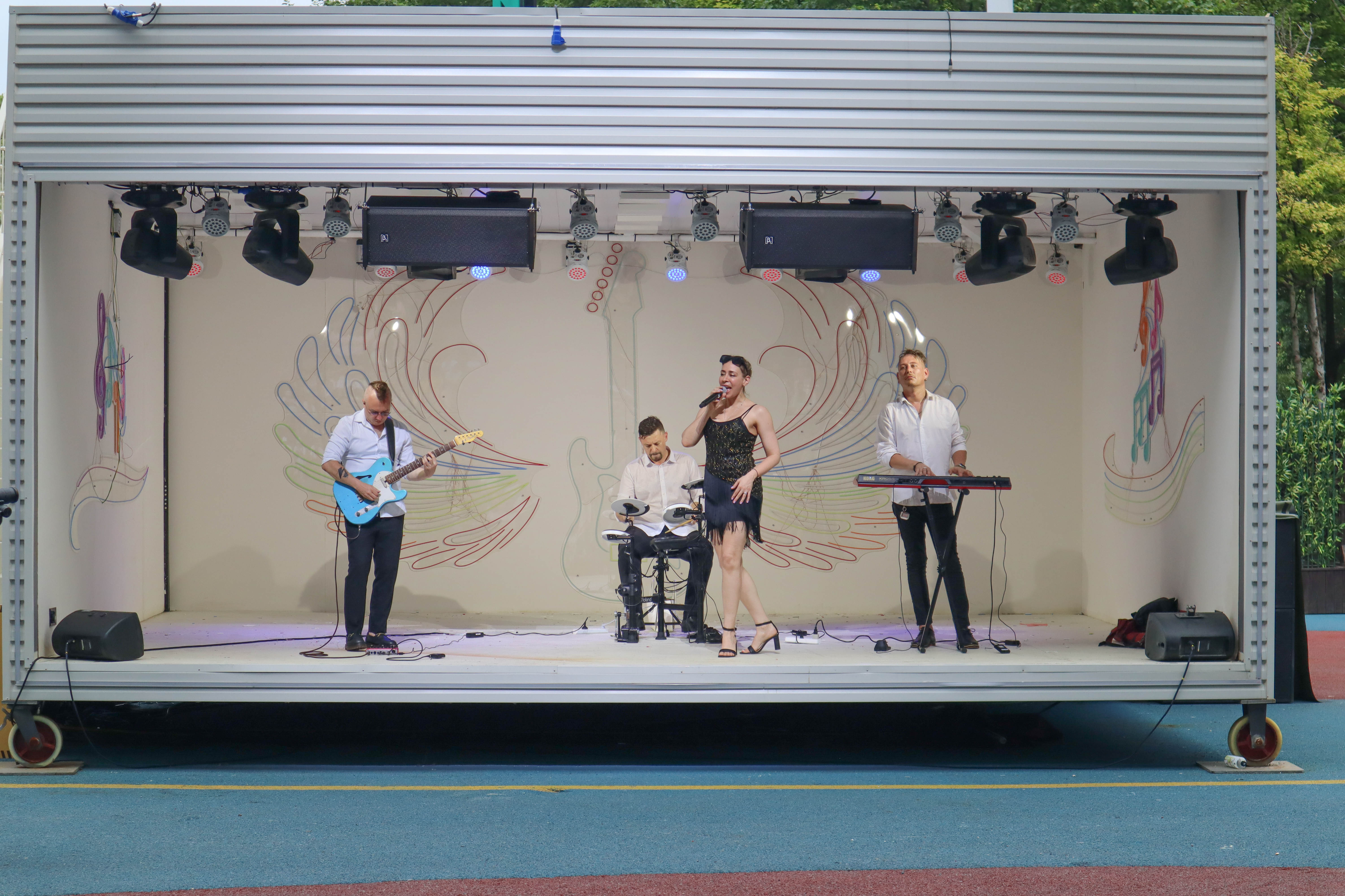 上海迪士尼值得玩的地方,上海迪士尼乐园周末人山人海