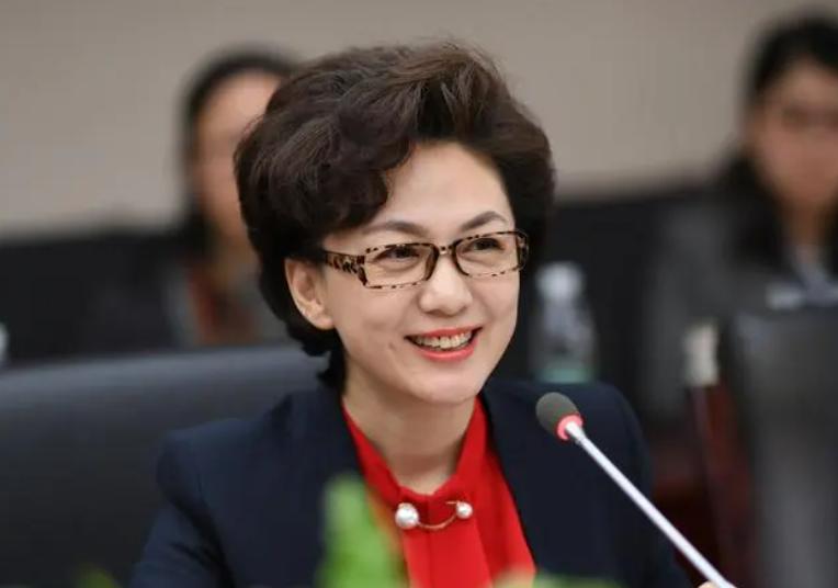 央视主持人名单大换血！董卿、撒贝宁上榜，张蕾、海霞超10人退出