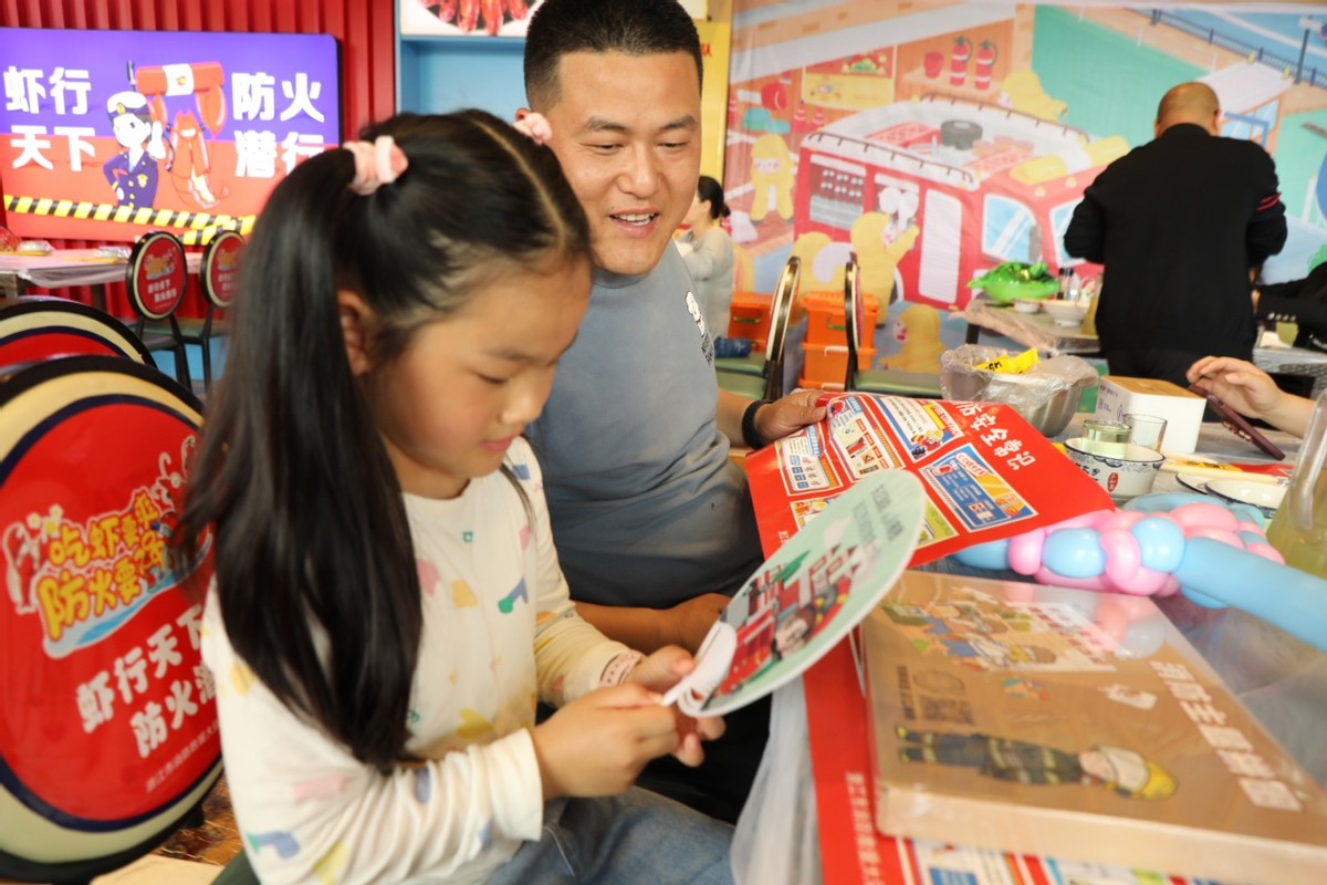 湖北省首家“小龙虾消防主题餐厅”亮相潜江！