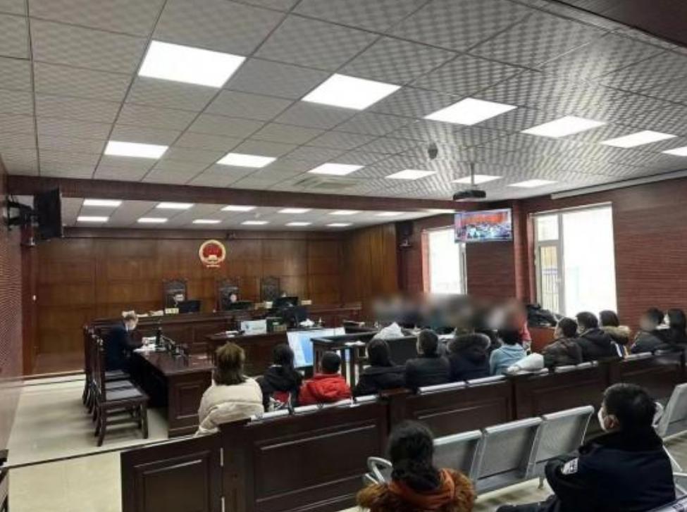 女子欠房东3000房租被曝光照片,女孩欠房租被拍