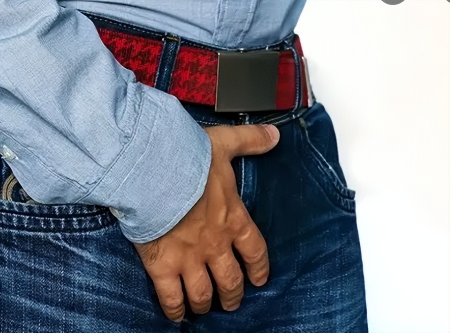 在夜里睾丸潮湿是啥病,最近一段时间睾丸附近总是很潮湿