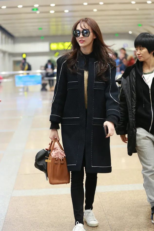 唐嫣在机场时背的焦糖色包,唐嫣曾经用过哪些包包