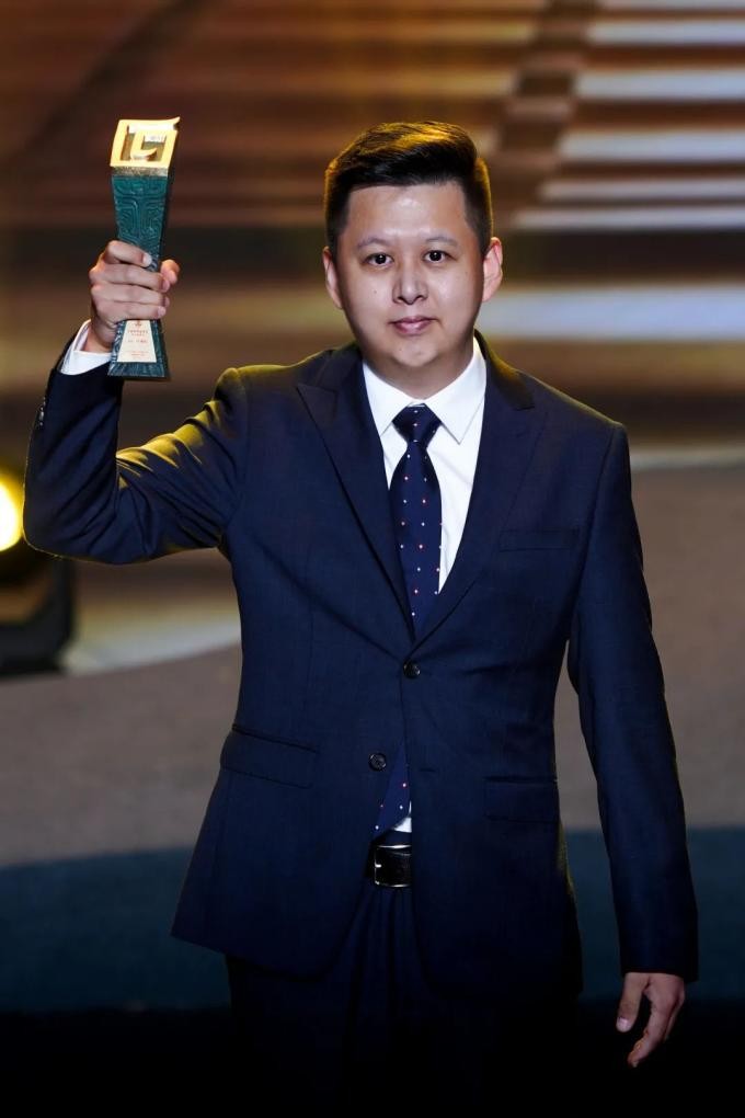 登上CCTV，任名企创始人！这2人同获“中国摄影金像奖”，还来自同一大学！