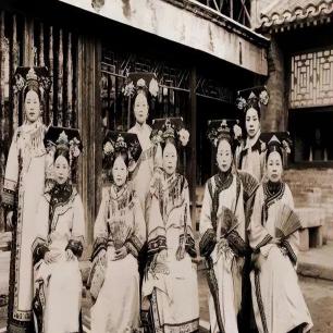 日军日记：*安妇慰**不服从管教，我很愤怒，用*刀刺**插入她的*体下**