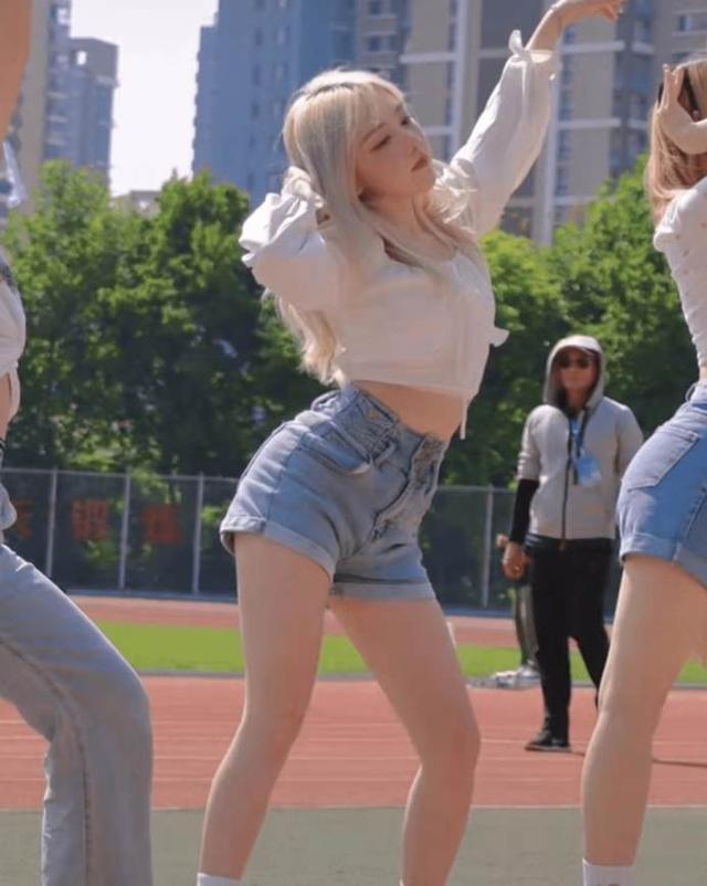 高校啦啦队美女视频,高校美女啦啦队