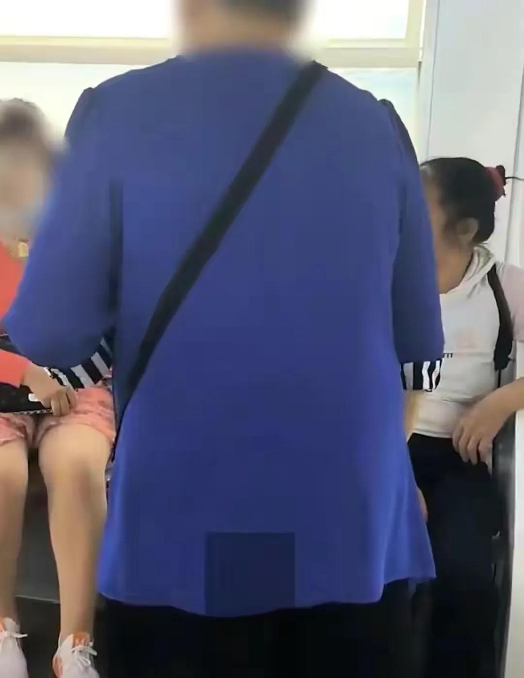 轻轨女子踢老人霸座后续,重庆地铁踢人老人后续