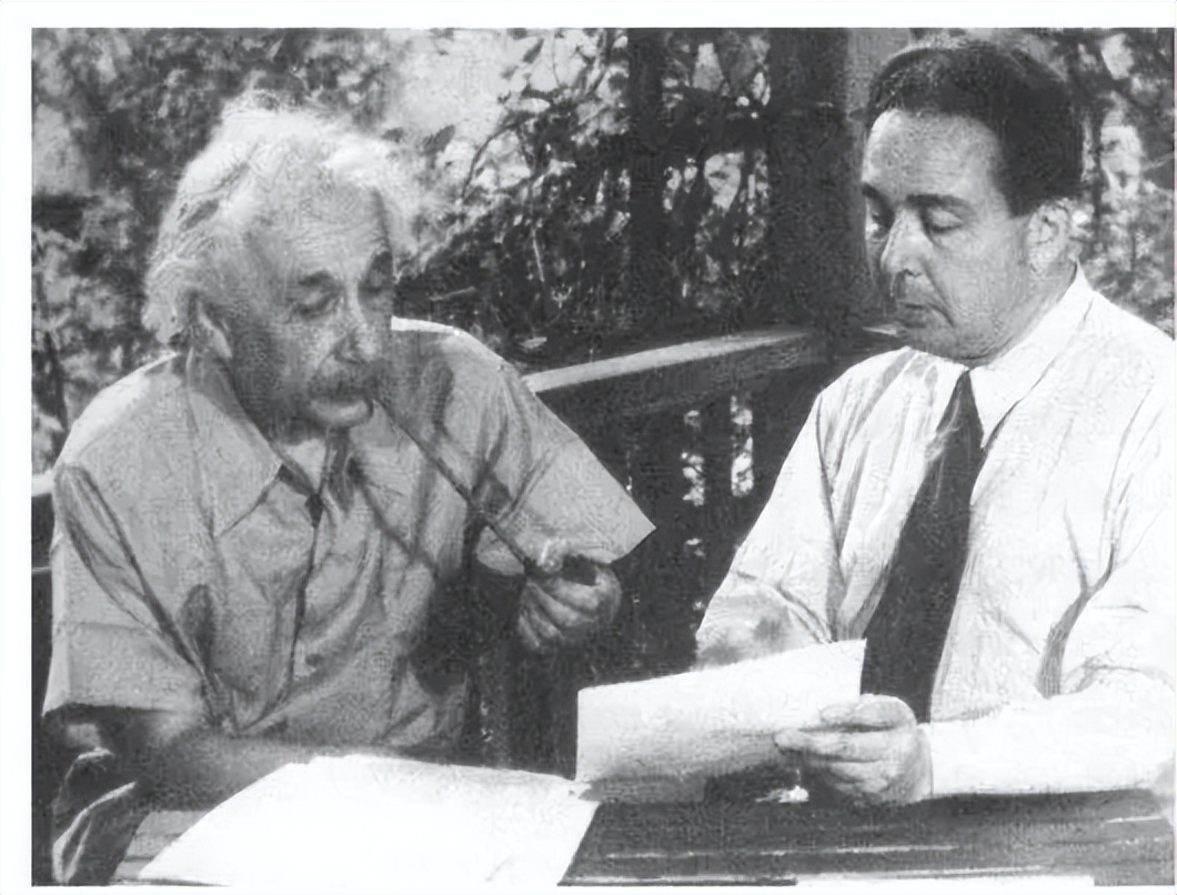 爱因斯坦对美国原子弹的贡献,爱因斯坦帮助美国发明原子弹