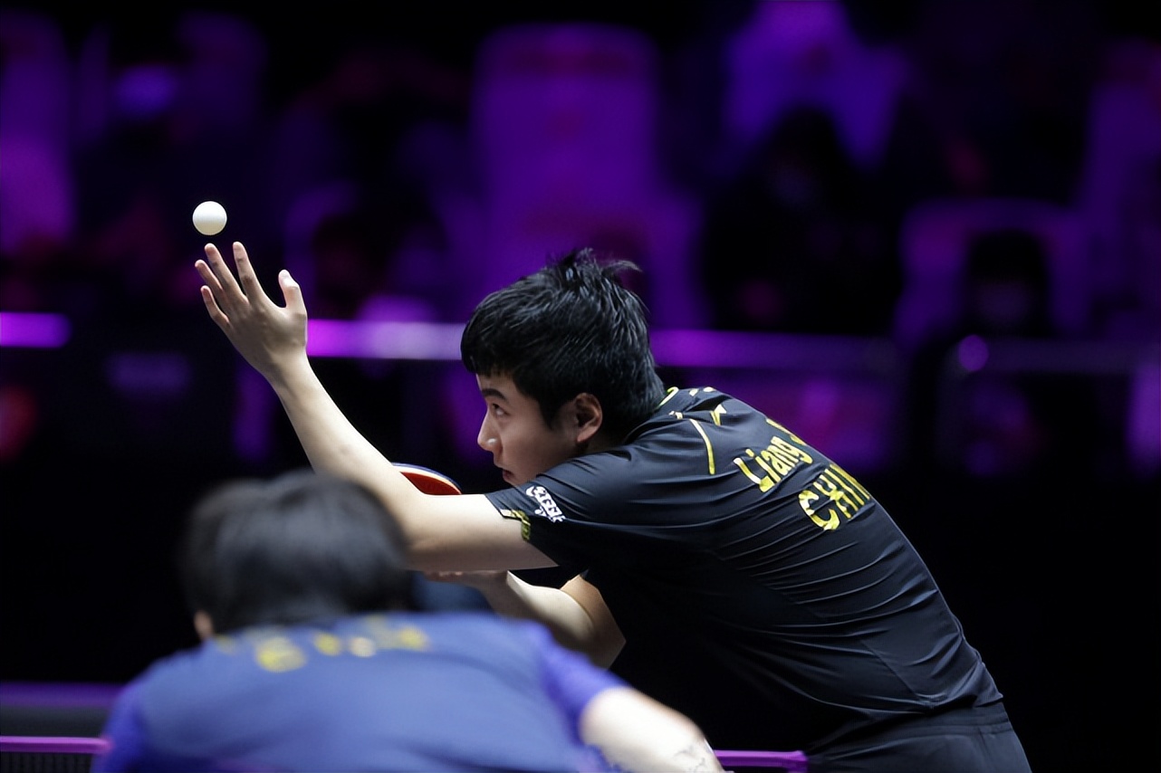 刘国梁看梁靖崑林高远,梁靖崑赢林高远后的嘚瑟动作