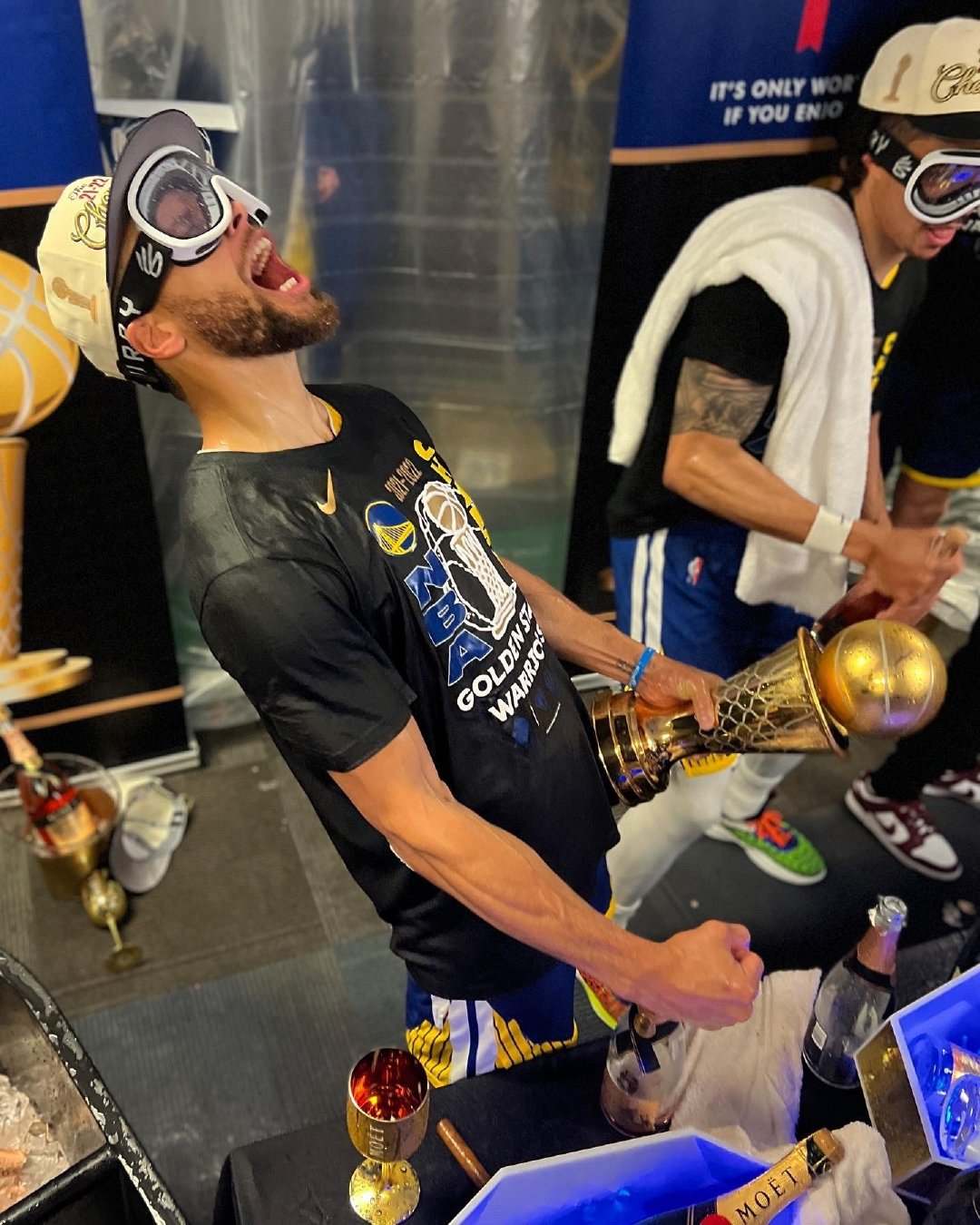 库里四次夺冠数据,库里再夺一冠安德玛