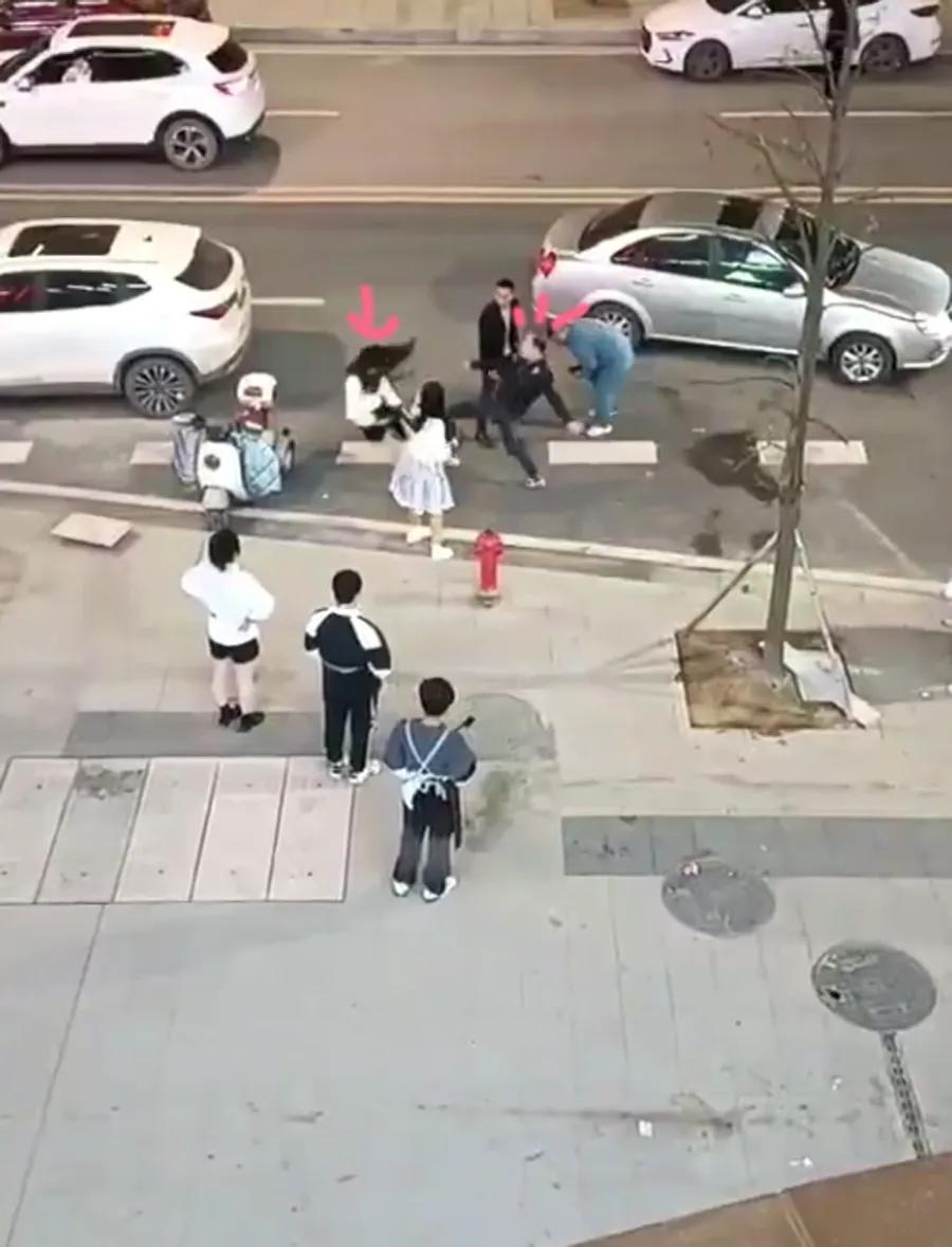 男子踹飞女孩应该怎么判,男子踹飞女孩原视频