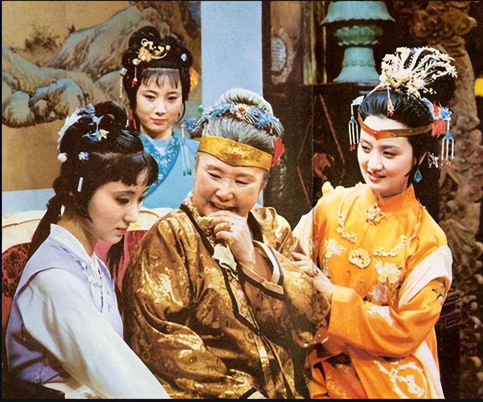 红楼梦王熙凤和黛玉的感情,红楼梦为什么王熙凤推荐林黛玉