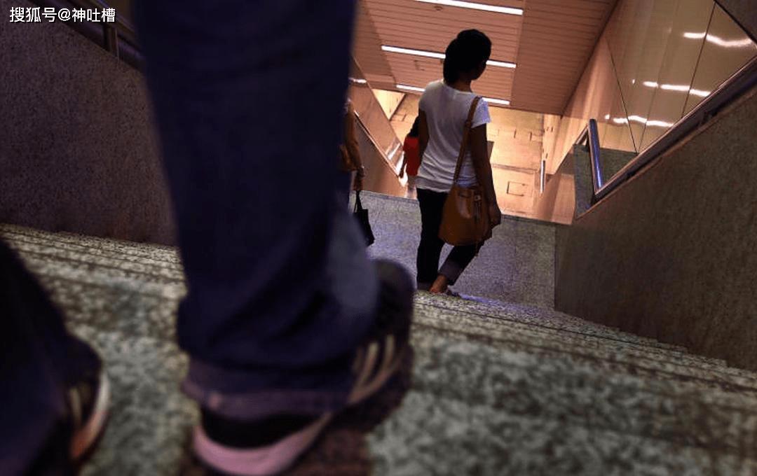 跟踪狂尾随女孩踩点,惊悚跟踪女孩