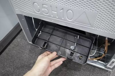 冰箱用了十多年了现在结冰厉害,冰箱后面有臭味储水盒怎么拿下来