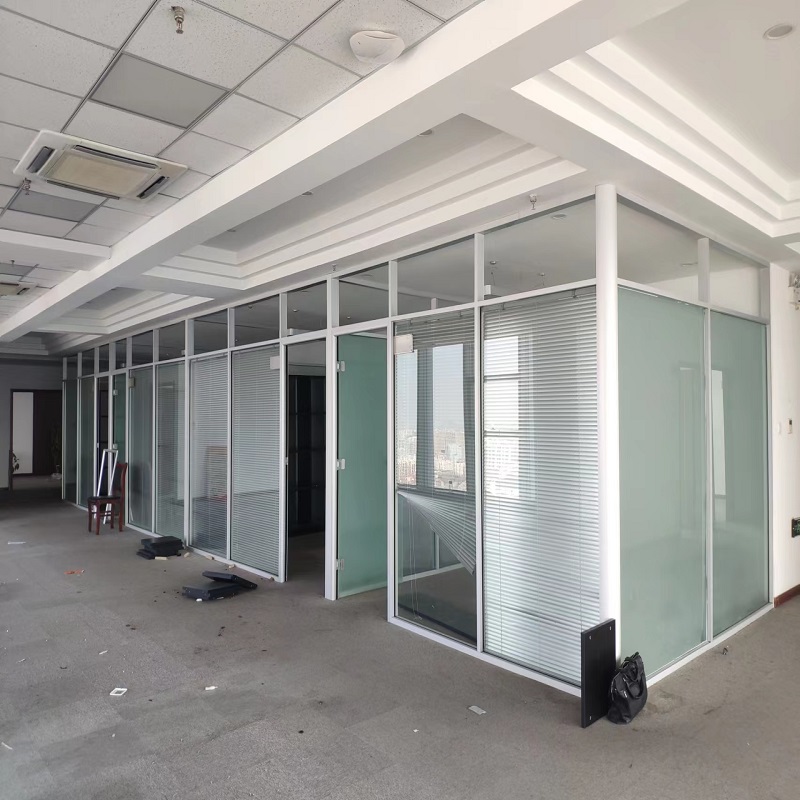 正规玻璃隔断墙风格,玻璃隔断墙和砖隔断墙哪个好