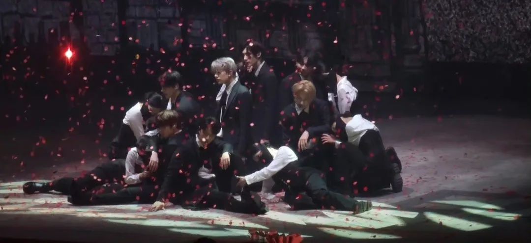 未成年男爱豆,男爱豆和女伴跳舞