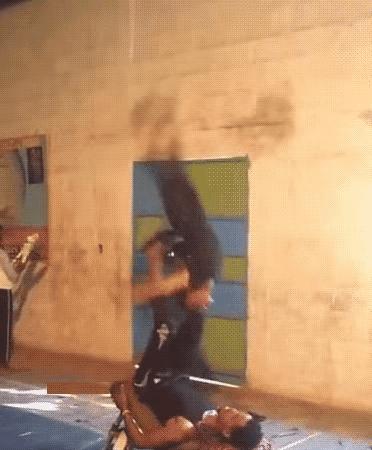 姑娘这么可爱竟然当保安，大叔都忍不住多看两眼，太屈才了: