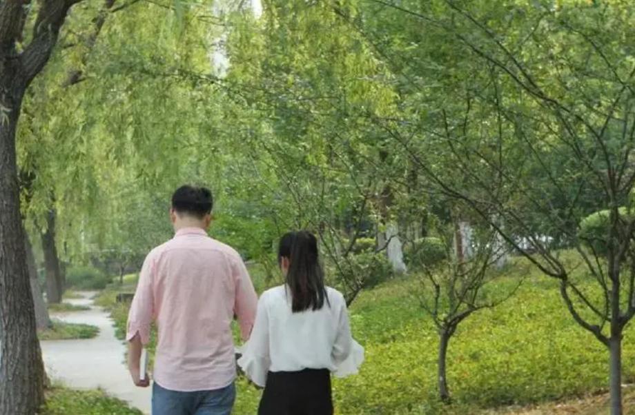 2015年，43岁母亲把子宫移植给22岁女儿，8年过去她们怎么样了？