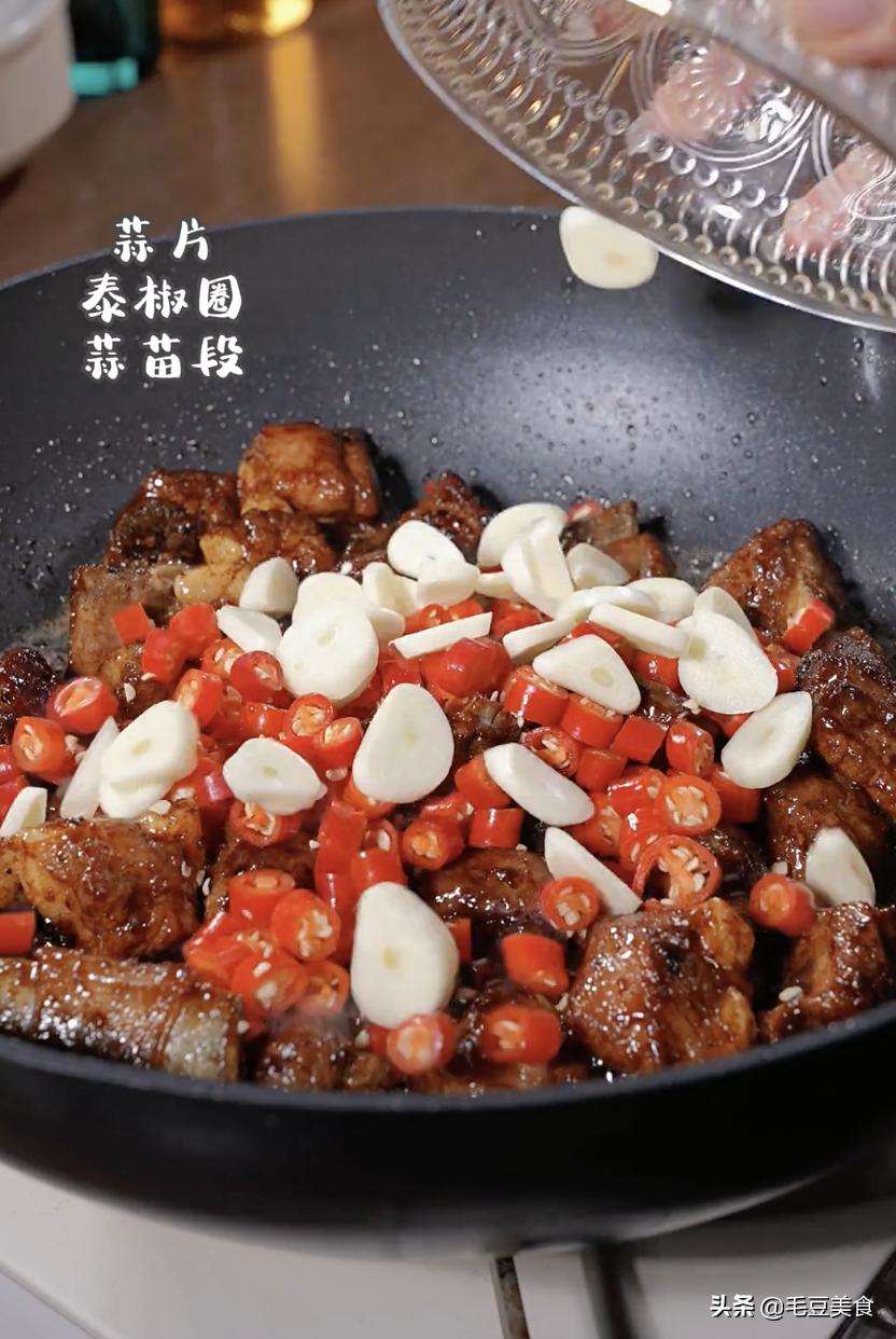 是时候安排顿肉肉吃了，生炒排骨给孩子加餐营养健康