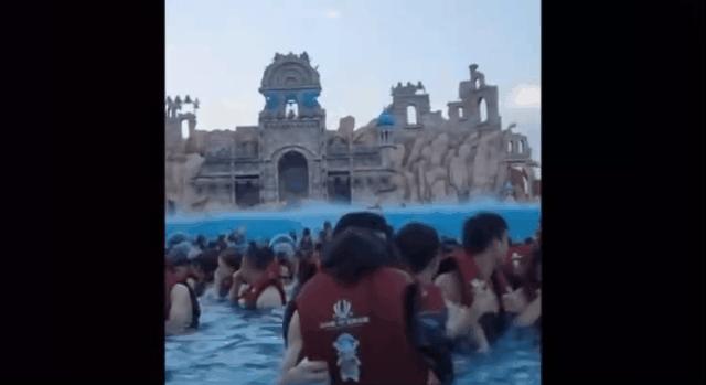 在水上乐园，多少人的大裤衩被冲成了丁字裤？