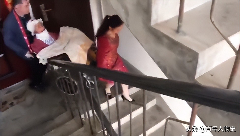 19年,四川20岁女孩遭大火毁容48%烧伤,双臂截肢如今怎么样了?