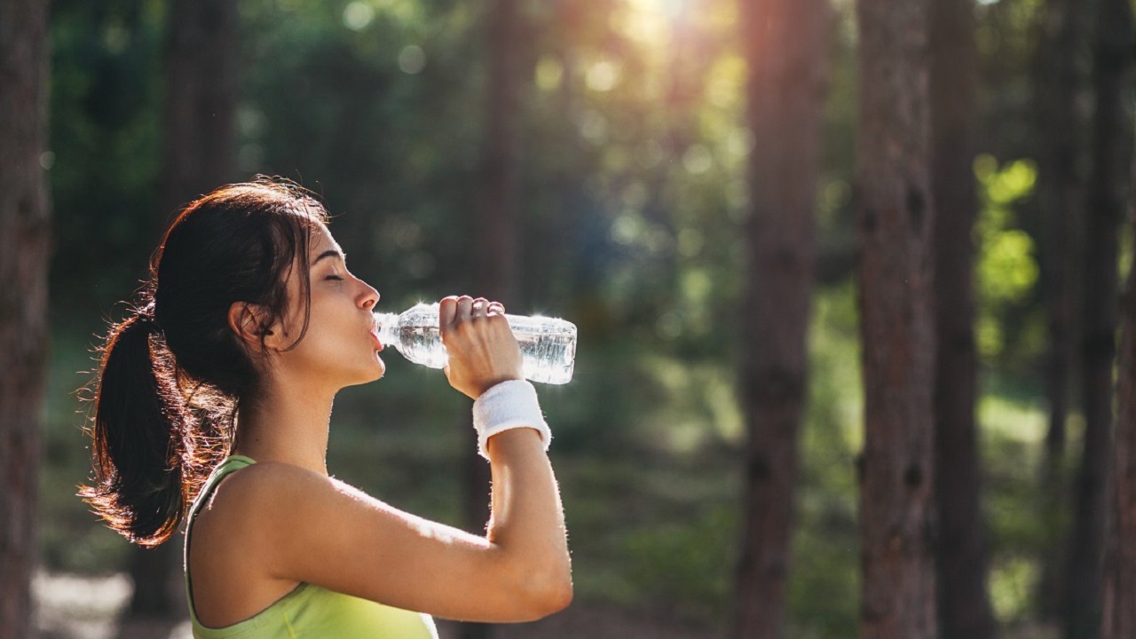 起床喝一大杯水对身体好不好,喝白开水喝多少会加重肾脏负担