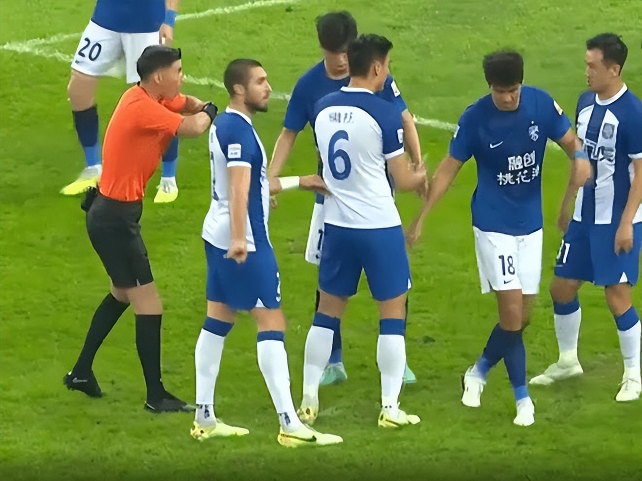 在不专业的道路上中国足协最专业，中超天津战武汉20人同穿蓝球衣
