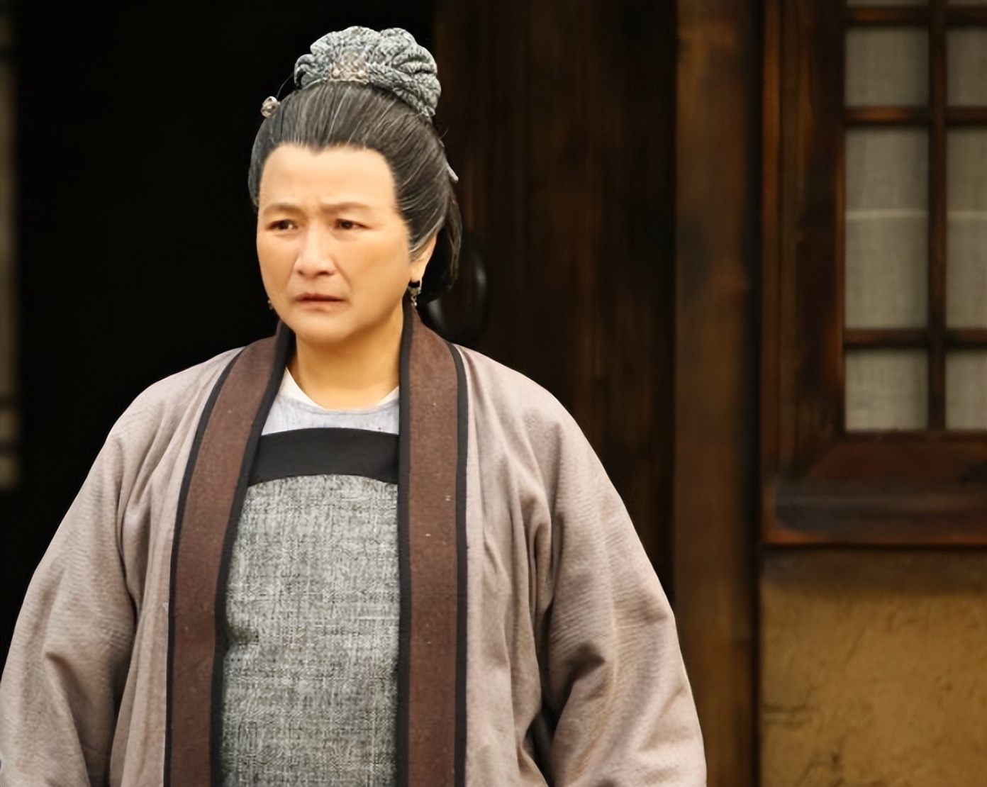 岳飞背后的精忠报国是怎么刻的,正史记载岳飞背后所刻的四个字