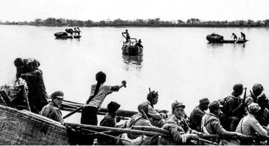 英军舰在长江被打到举白旗，丘吉尔扬言报复，毛主席：你报复什么