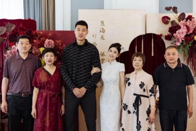 恭喜2米06男篮国手订婚，准老婆1米8超高颜值，远看似女明星杨颖