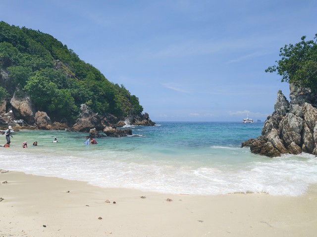 冬天去三亚和泰国哪个好玩,冬季旅游去海口好还是三亚