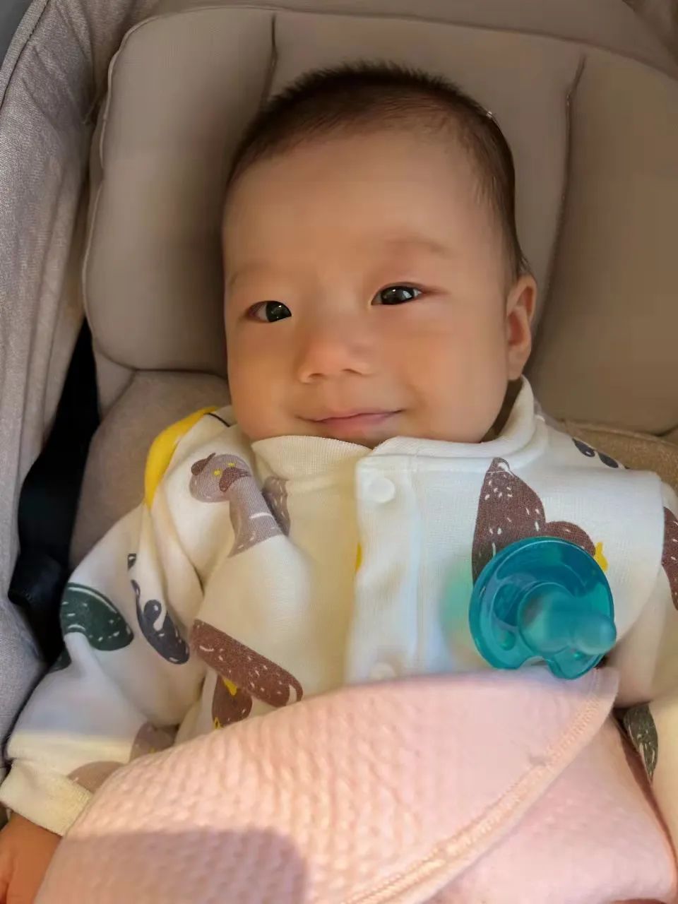 怀孕去医院途中在车上分娩,产妇车上急产