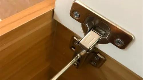 柜门铰链上的螺丝掉了是什么原因,柜门铰链两个螺丝