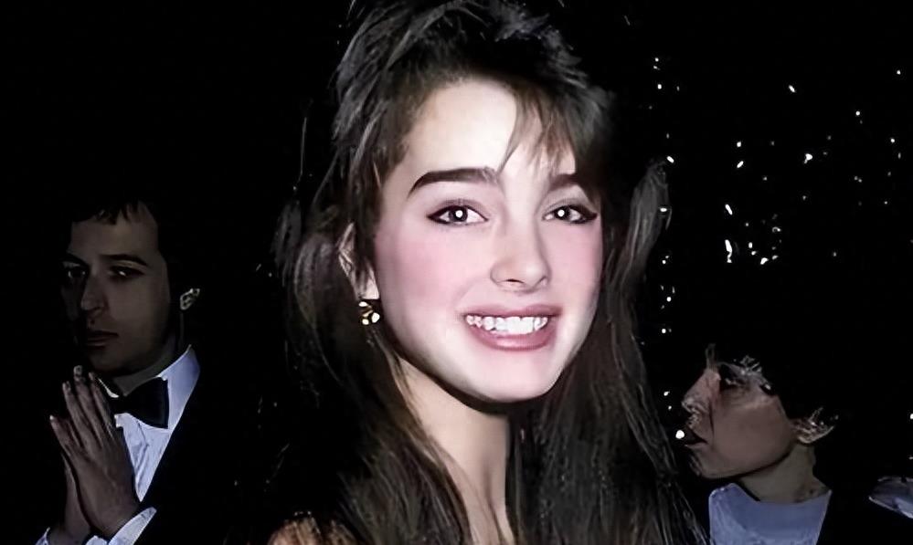 10岁全裸出镜，20岁声称自己仍是处女，“美国舒淇”的裸照风波