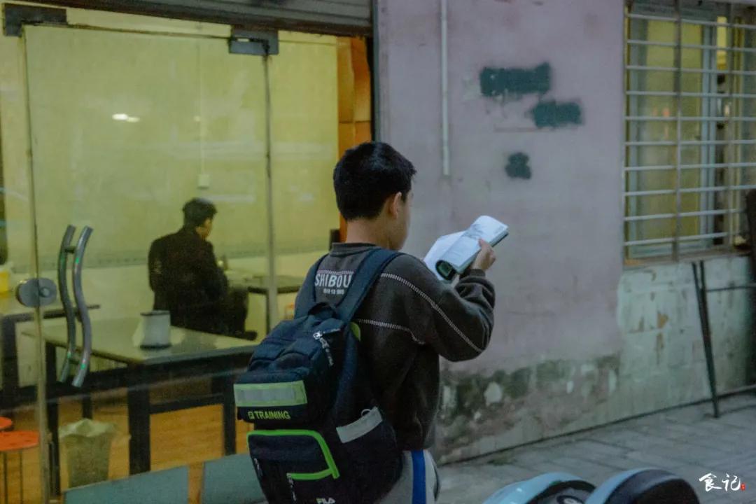 40m²的小店,厨房就占一半!建昌家属院旁的这家馆子开了23年