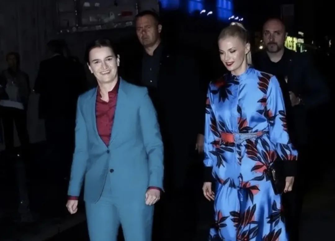 塞尔维亚女总理，比男人还帅气，和同性太太秀恩爱，靠试管生儿子