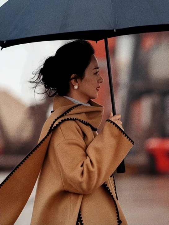 冬天穿大衣配什么耳饰,冬季穿大衣戴哪款耳环显气质