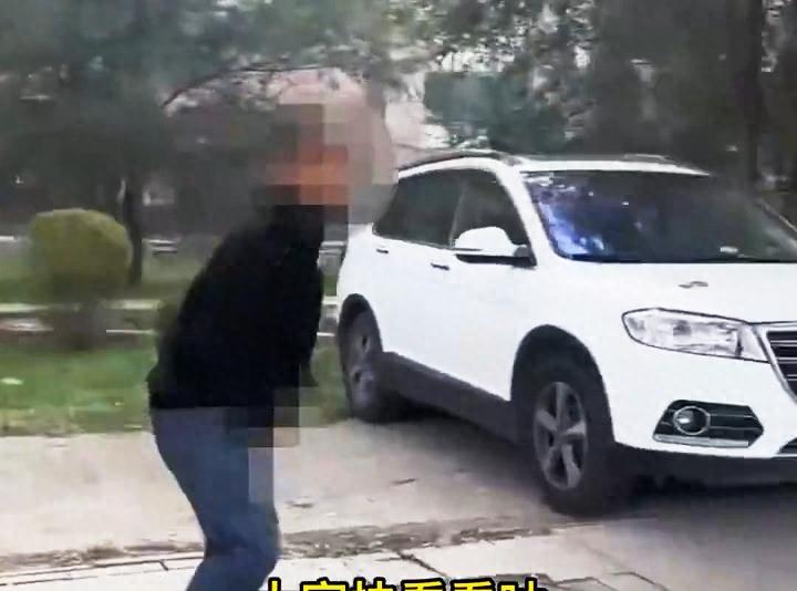 女子路遇暴露狂大喊吓走男子,女子当街遇到变态男