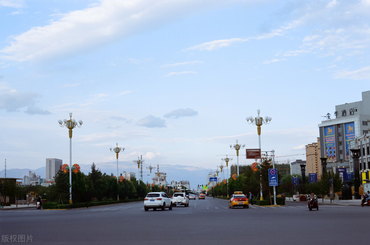 这个戈壁小城为何飞机、高铁、火车这么便捷