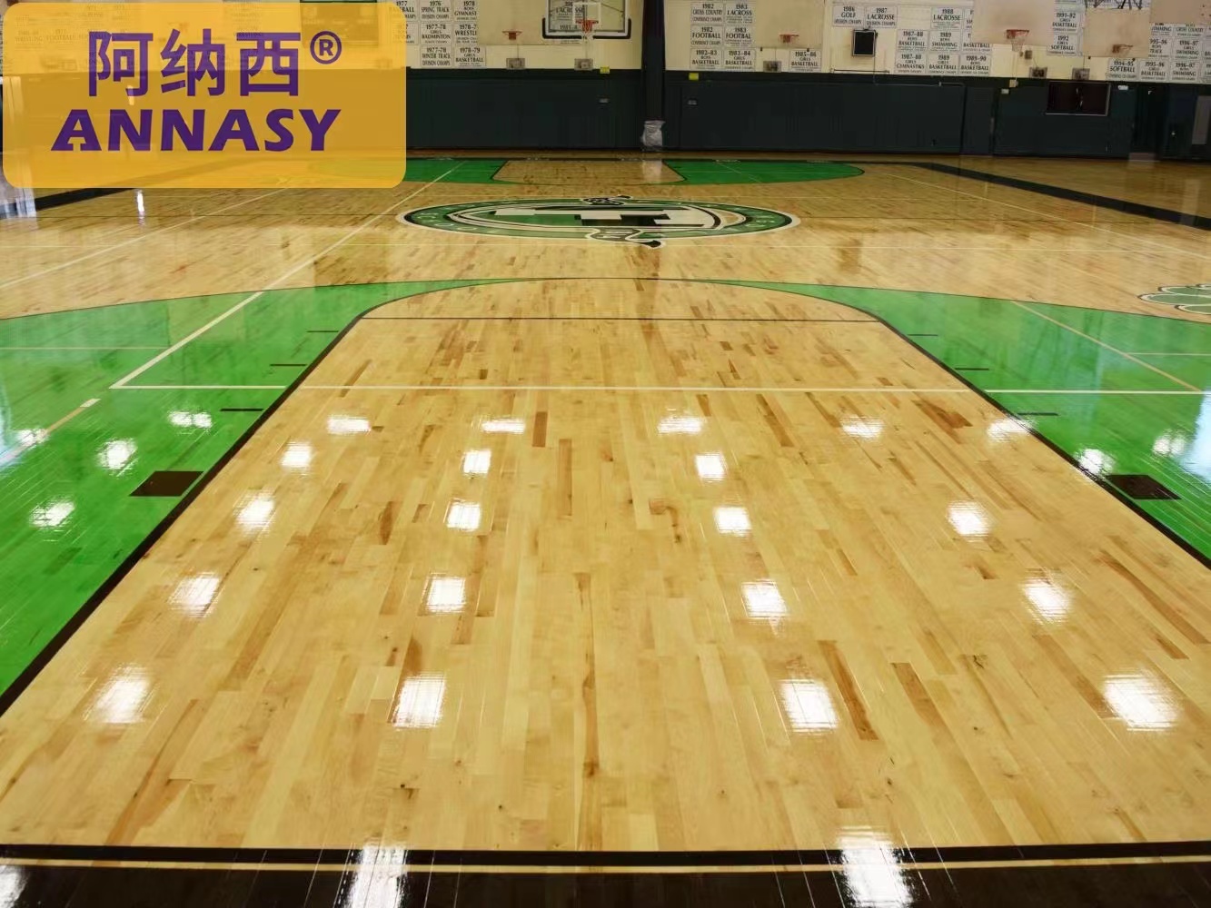 篮球地板logo刷漆,篮球馆体育木地板施工